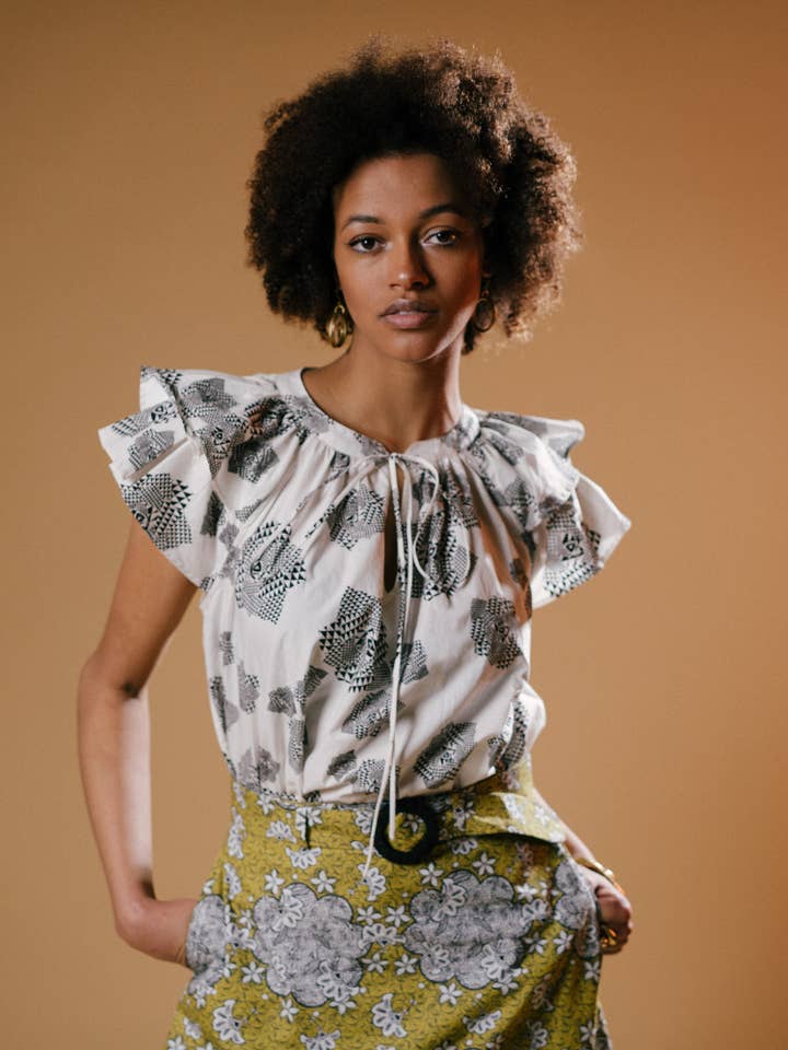 Telekis topp i bomull med volangärmar och tryck för wholesale av IN OUR NAME