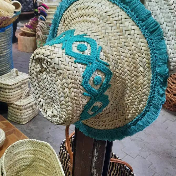 Moroccan Beach Straw Hat with tribal pattern & tread frings pour la vente par Terracotta Design LTD