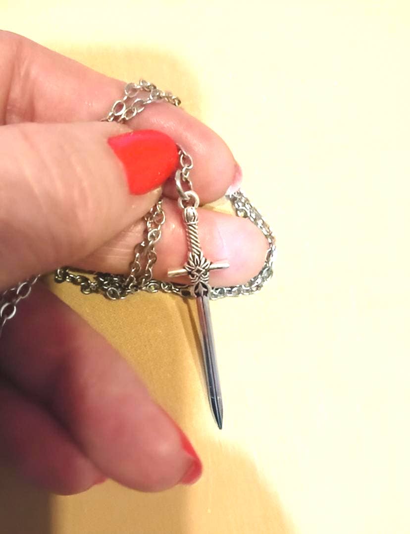 Wild & Free – wholesale Hänge-/berlockhalsband – Medeltida halsband med silversvärd2