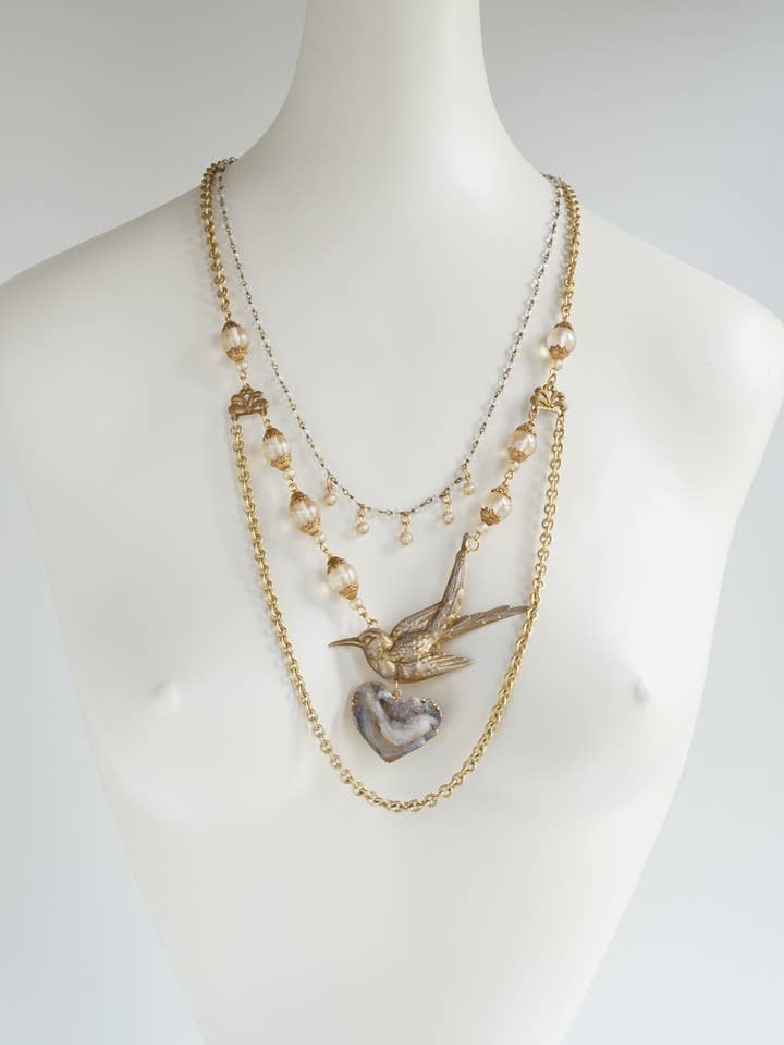Handgefertigter Schmuck - Vogel im Herz Vintage-Perlen & Druzy-Halskette für den Großhandel von A Silk Purse