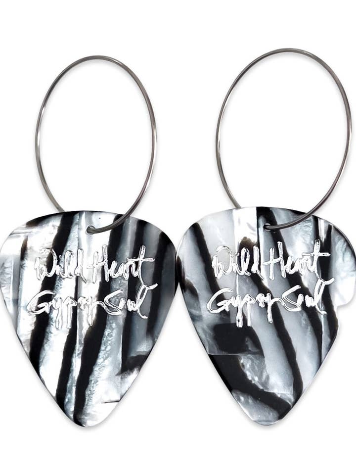 Wild Heart Gypsy Soul Zebra Guitar Pick Hoepeloorbellen voor wholesale door Groupie Love