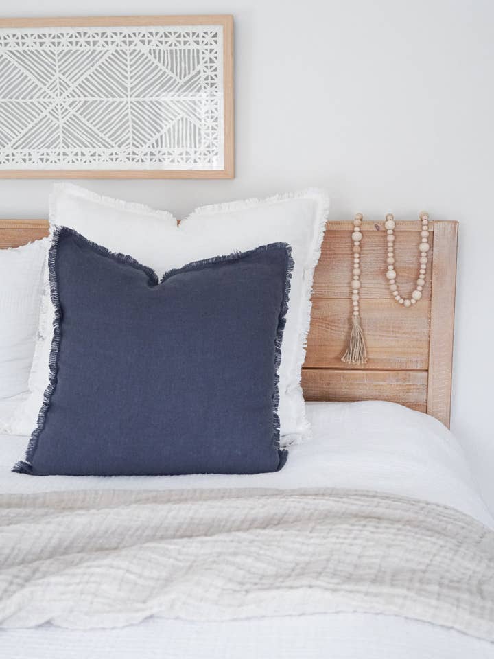 Coussin en lin bleu marine doux à franges pour la vente par Anaya Home