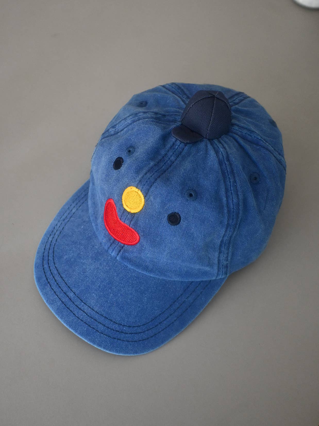 Natali Koromoto – Großhandel Basecap – Damen – Hat on Hat – Originaler Hut mit kleinem Hut12