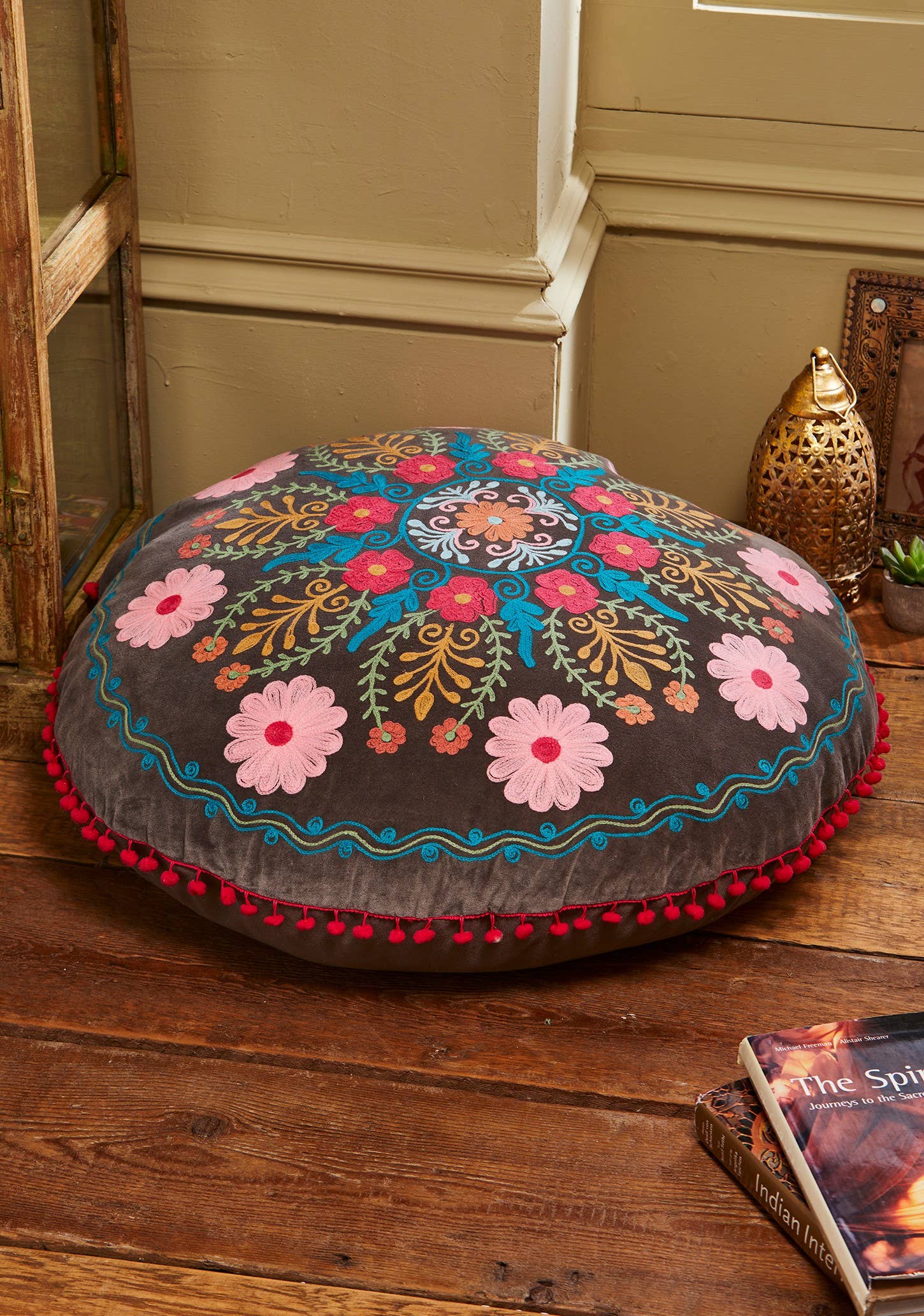 Namaste - Vendita all'ingrosso Pouf - Pouf rotondo imbottito in velluto di cotone ricamato Ahyana3