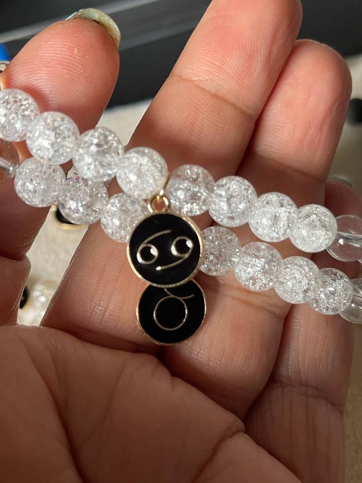 Bracelet en quartz transparent véritable avec pierres précieuses du zodiaque pour la vente par Letrice Custom Creations LLC