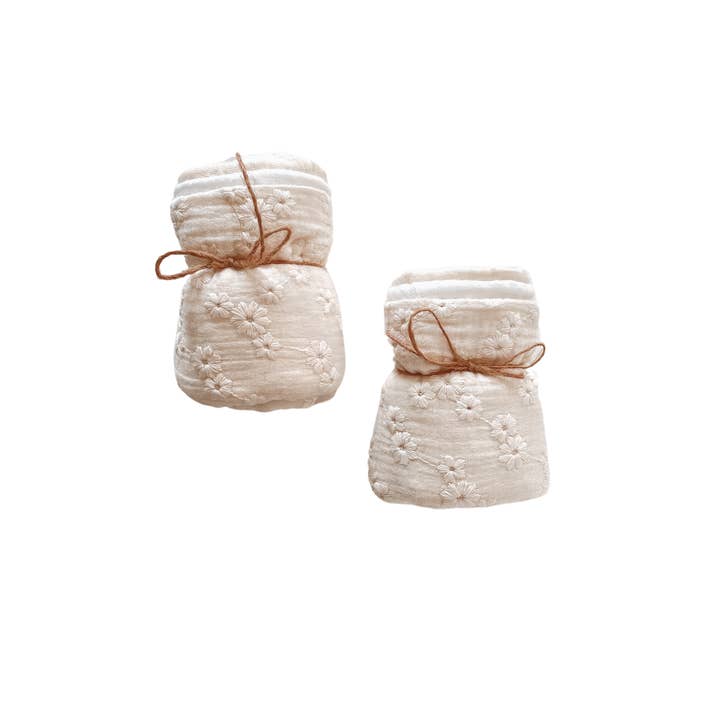 PETITE EvelinaApparel - Wholesale Burp cloth set – Baby - Muslin Burp cloth set / embroidered ecru1