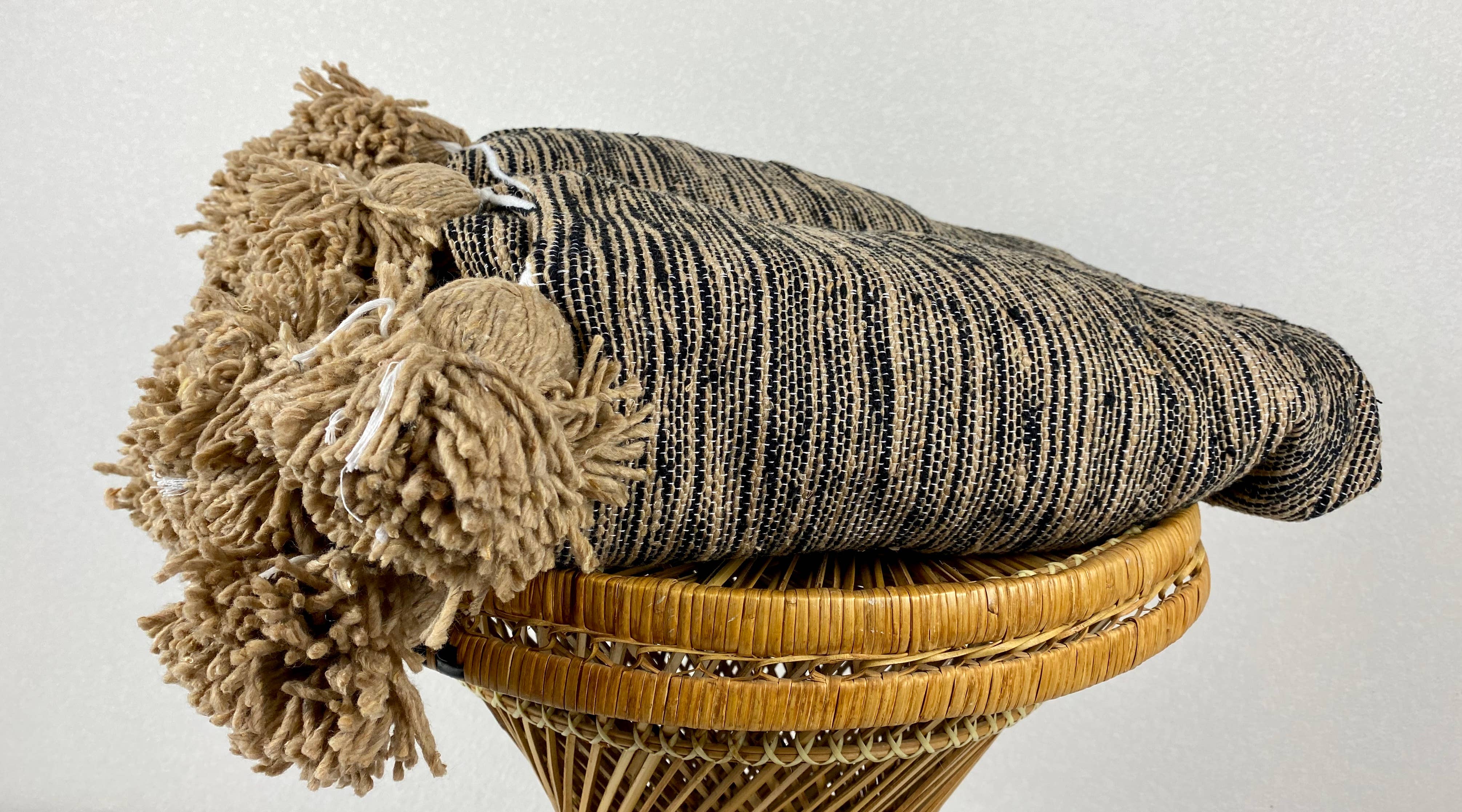 Eclectic Collective - Venta al por mayor Mantas de sofá - Manta de pompón en color marrón y negro1