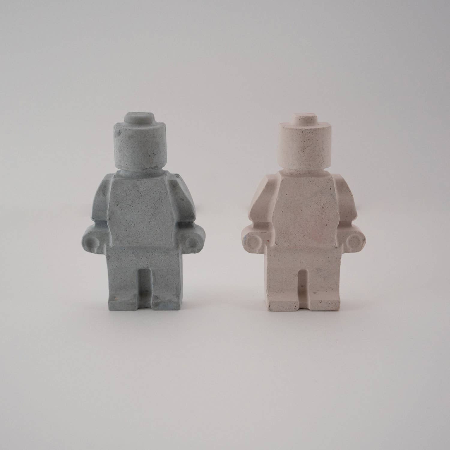 Uno Atelier - Wholesale Decoratief beeldje - Groot Lego-figuur van beton1