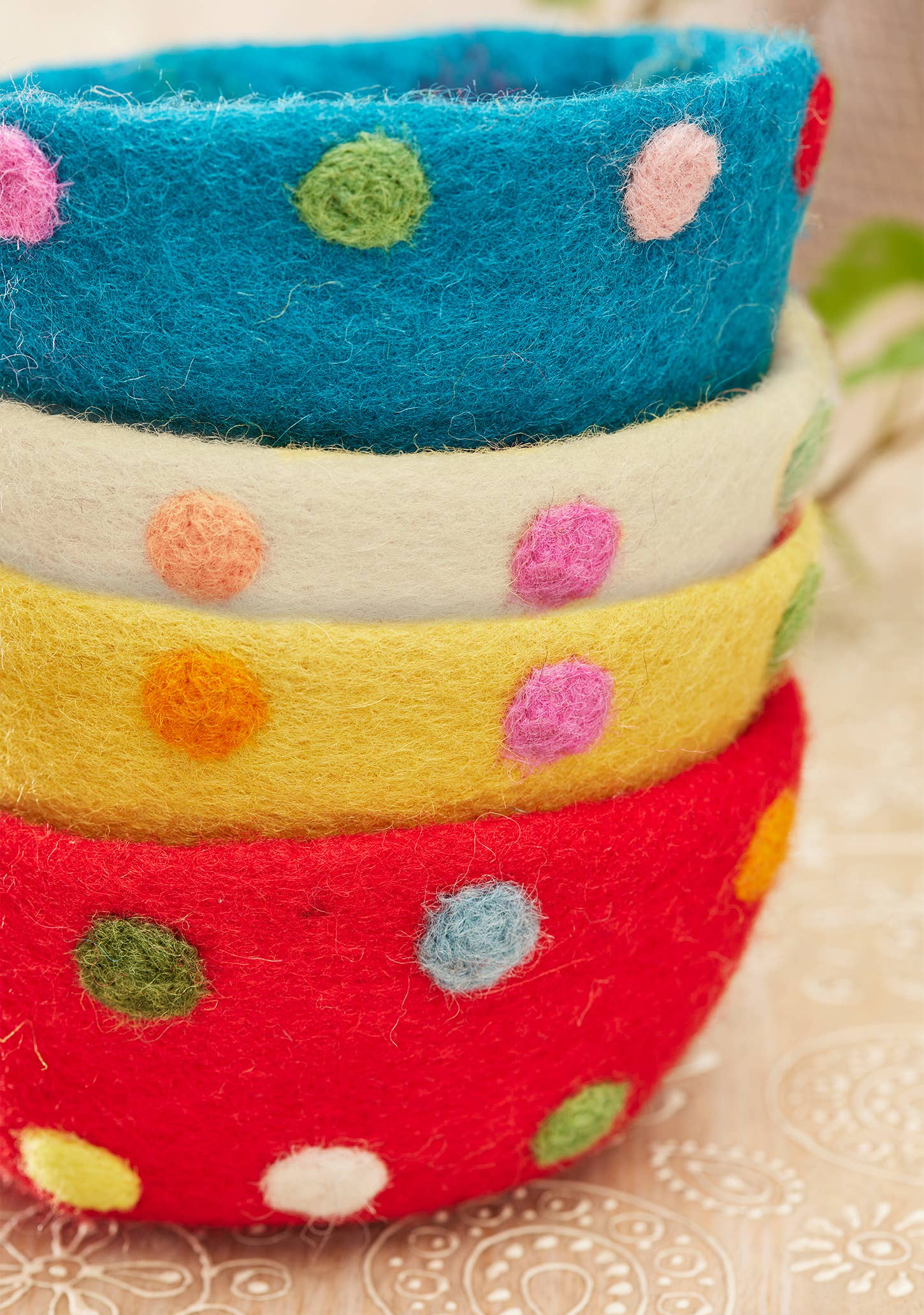 Namaste – wholesale Dekorativ tallrik/fat/skål – Fina skålar i filt med prickigt regnbågsmönster1