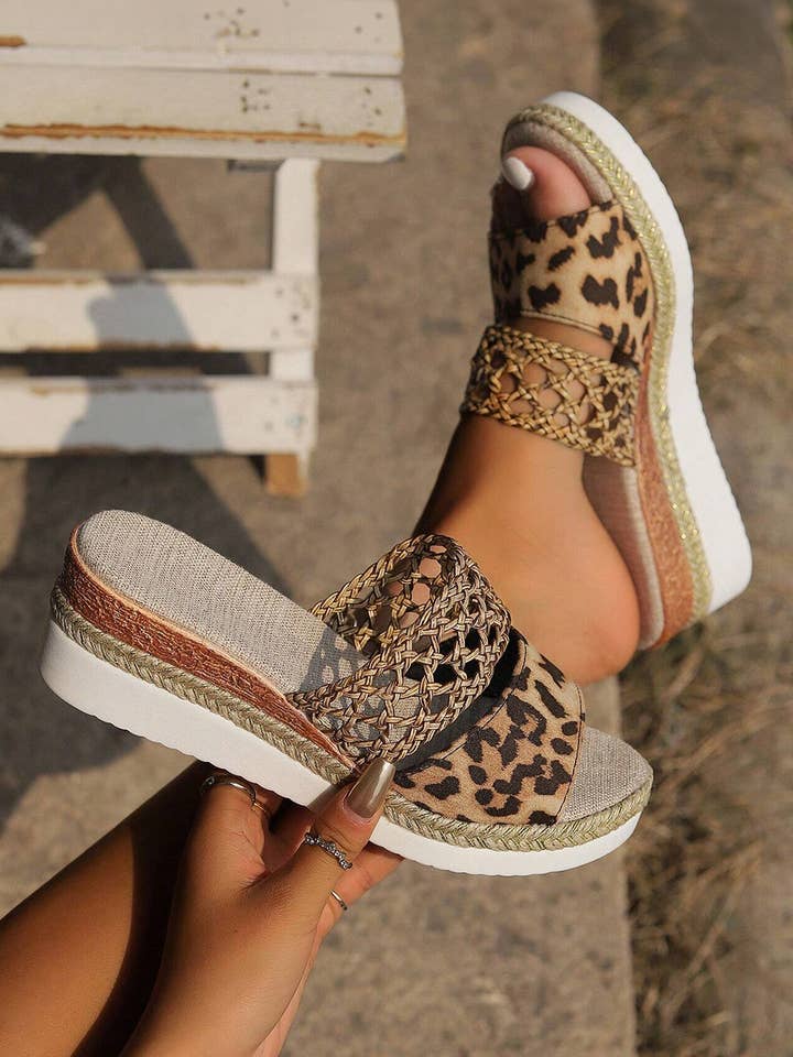 Mules compensées à détails tressés imprimé léopard/fleuri pour la vente par 1 the Woman