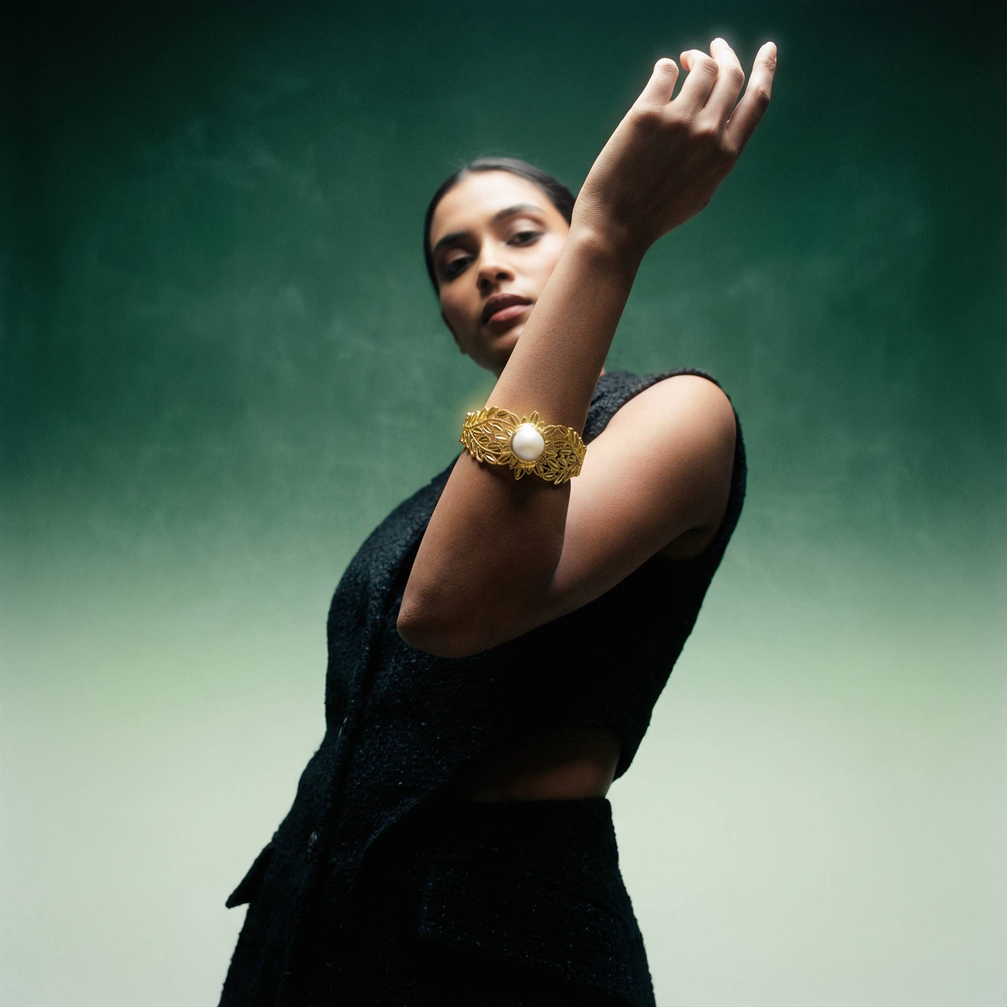 PHOEBE´S - Wholesale Cuff Bracelet - Pulsera Abierta con Perla Natural y Detalles Florales en Chapado de Oro de 18K