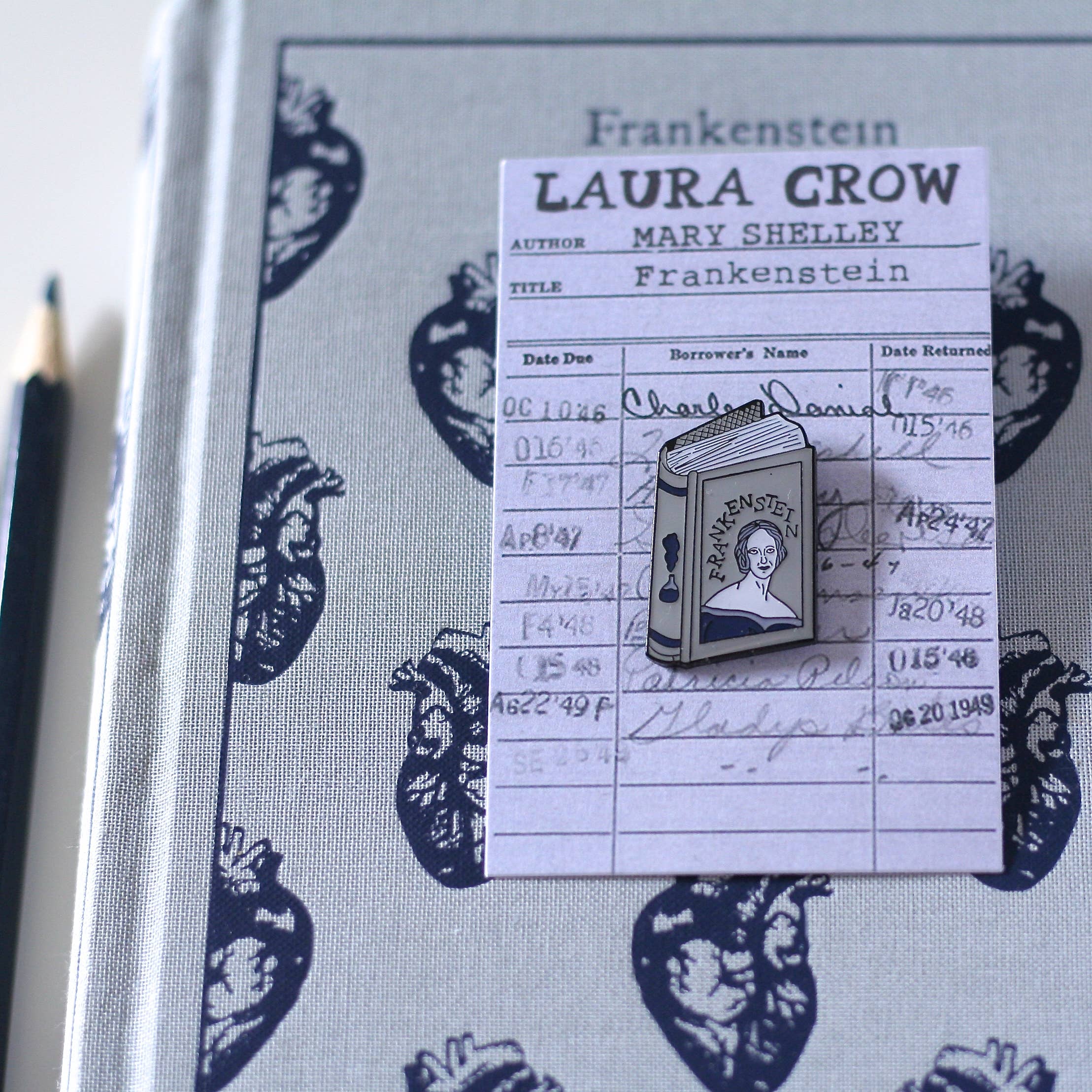 Laura Crow Illustration - Vendita all'ingrosso Spilla da bavero - Spilla smaltata Mary Shelley Frankenstein2