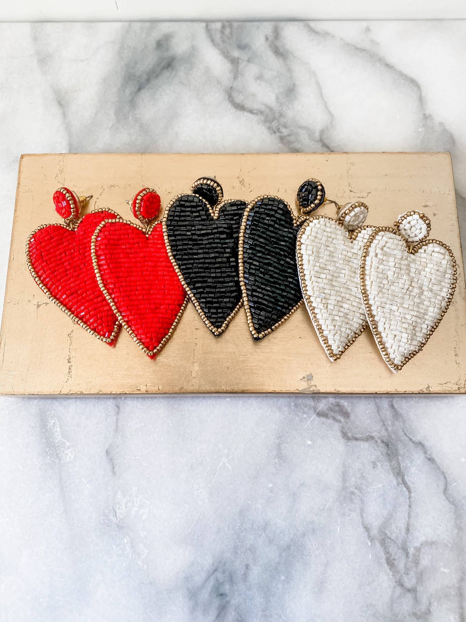 Brookhaven Baubles - Venta al por mayor Pendientes colgantes - Pendientes en forma de corazón con cuentas blancas y perlas con detalles dorados4