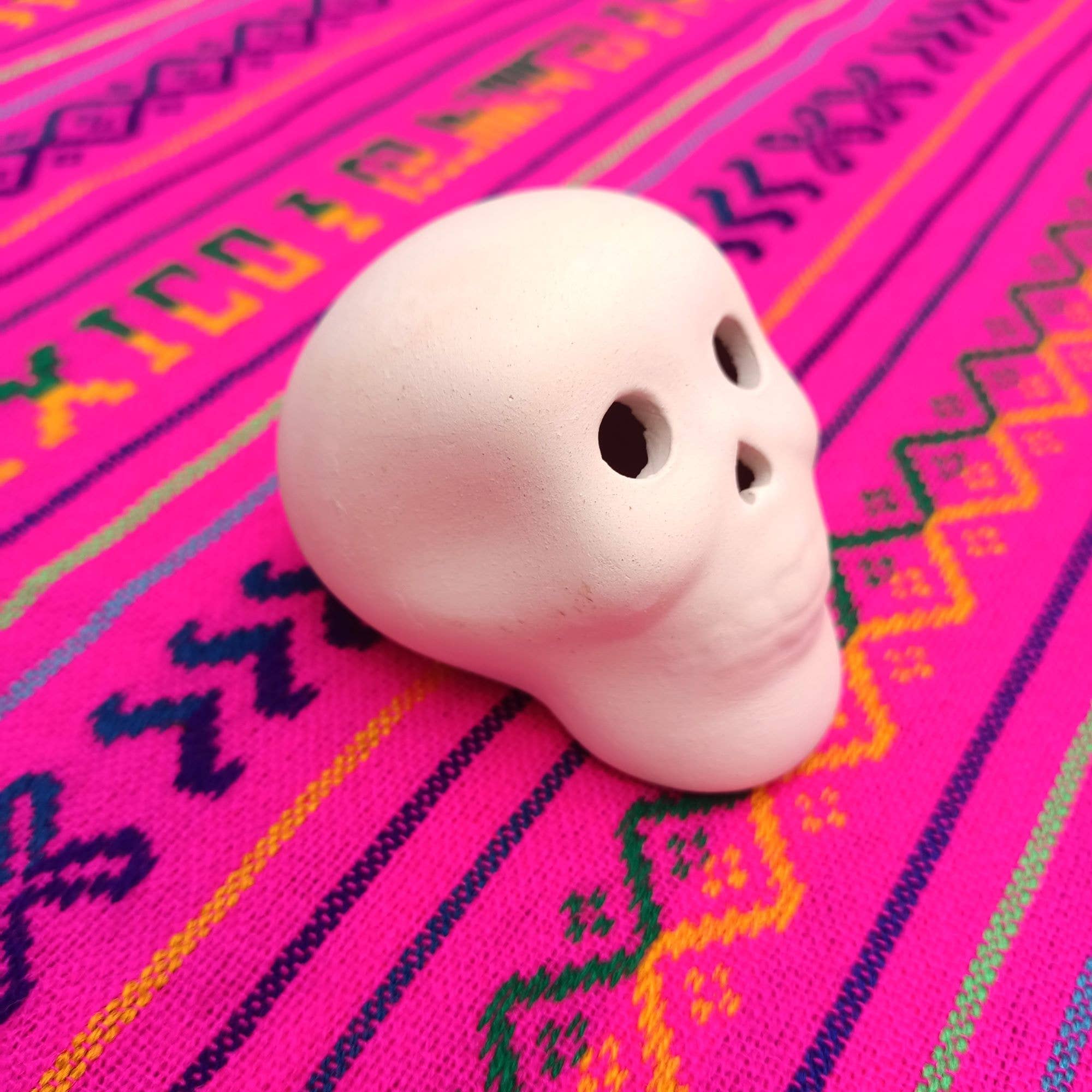 ArtMexico Ltd – wholesale Decorative figurine – Unpainted White Ceramic Sugar Skulls To Paint2