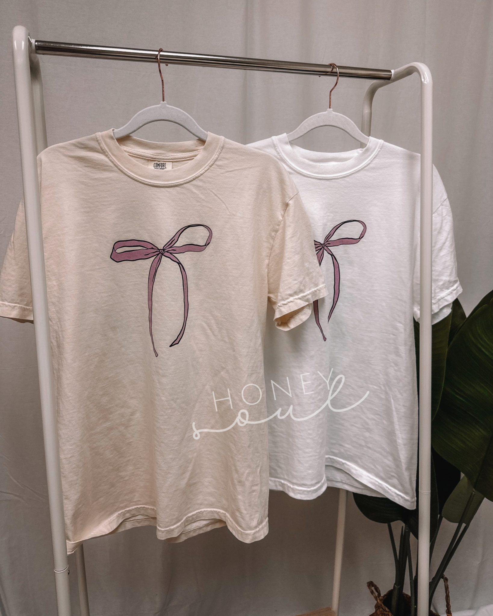 Honey Soul LLC – wholesale T-shirts med screentryck – Dam – Hon är klädd i en rosett-t-shirt1
