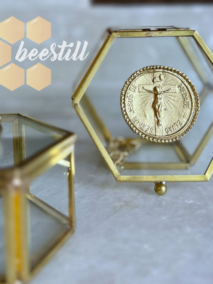 Kruzifix-Schmuckkästchen aus Glas für den Großhandel von BeeStill Design