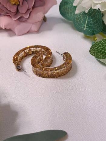 Créoles en résine et or 10$ chacune pour la vente par Sara's Handcrafted Jewelry