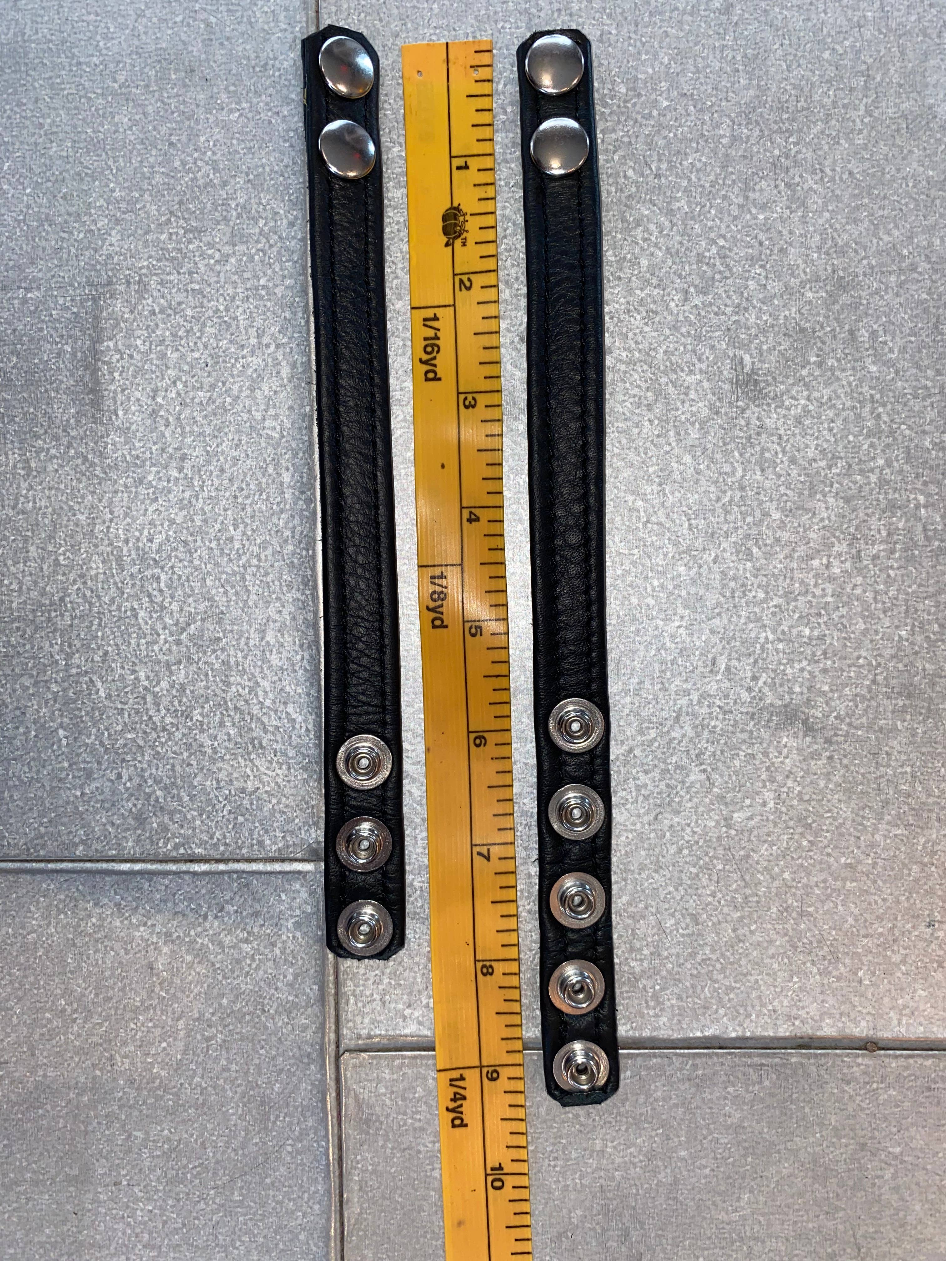 The Montrose Forge - Vendita all'ingrosso Sex toy - Anello a C in pelle sottile a 3 bottoni (disponibile in 11 colori)8