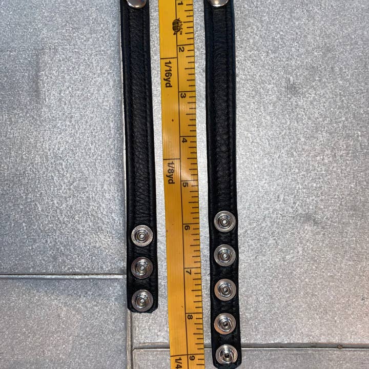 The Montrose Forge - Vendita all'ingrosso Sex toy - Anello a C in pelle sottile a 3 bottoni (disponibile in 11 colori)8