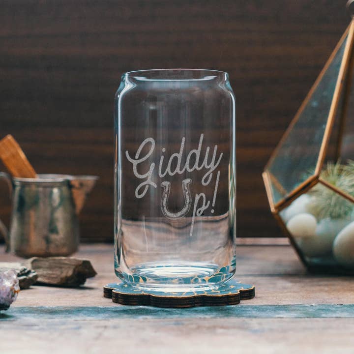 Giddy Up Lucky Horseshoe Drikkeglas for engroshandel hos Benoit's Design Co.