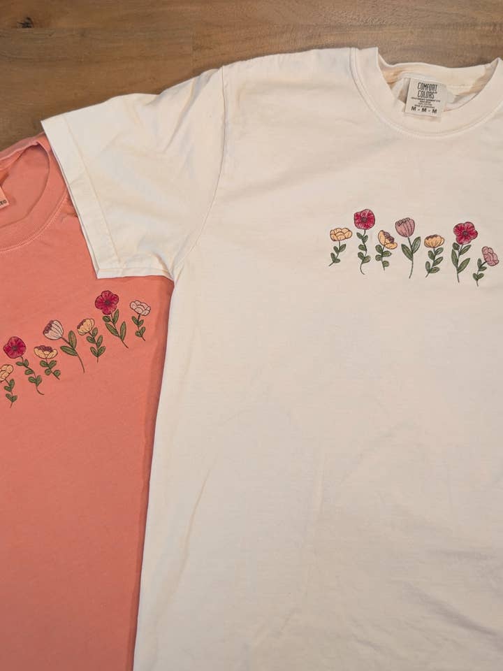 Maglietta con fiori ricamati: papavero, rosa, ranuncolo, tulipano. per la vendita all'ingrosso da parte di Penelope Annen Design