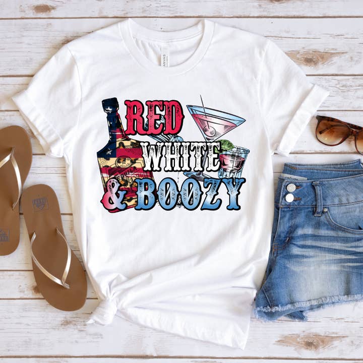 Rood-wit en boozy t-shirt van 4 juli voor wholesale door Hello Gorgeous Apparel
