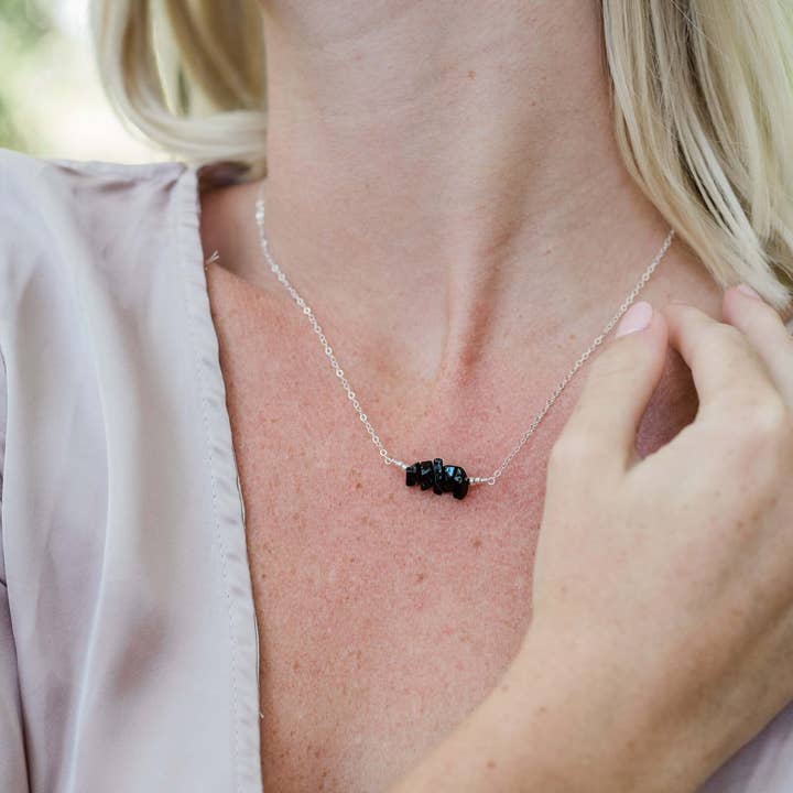 Collier en forme de barre à perles en onyx noir pour la vente par Luna Tide