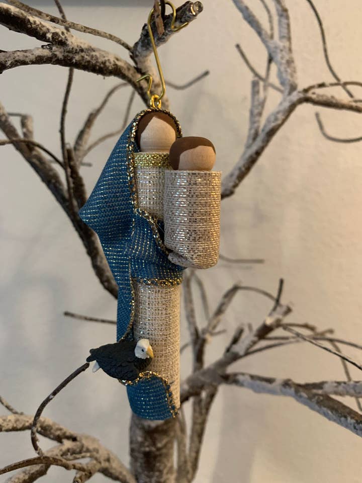 Décoration de poupée en bois personnalisée Marist School (Atlanta, GA) pour la vente par Our Saint Family