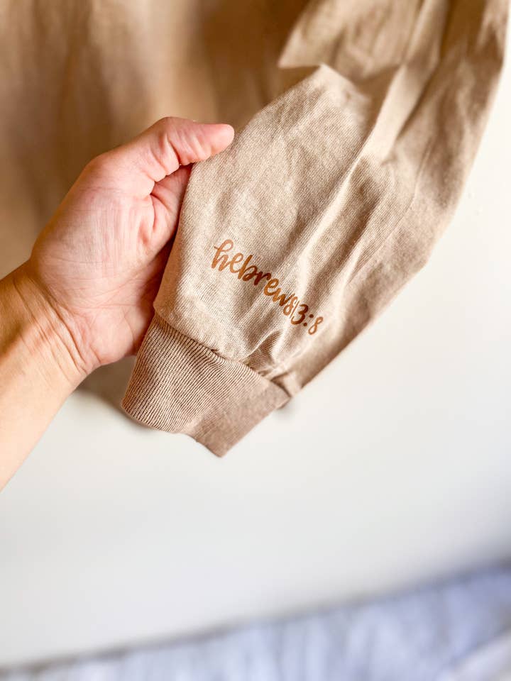 HH and Grace Co – Großhandel T-Shirt mit Siebdruck – Damen – Yesterday, Today, Forever Hebrews 13:8 Langarmshirt1