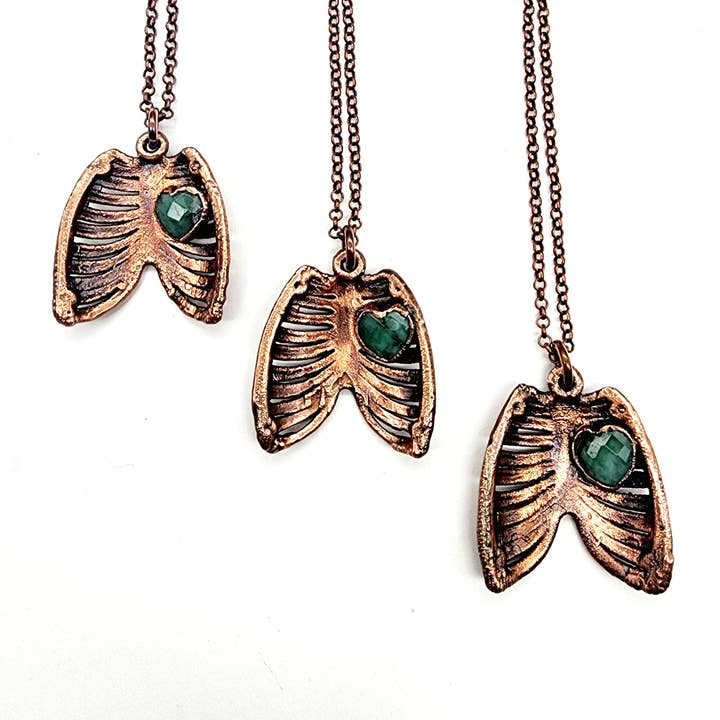 MergingMetals – Engroshandel Halskæde med vedhæng – Vogtet Kærlighed Facetteret Smaragd Halskæde / Anatomi, Ribbenbur