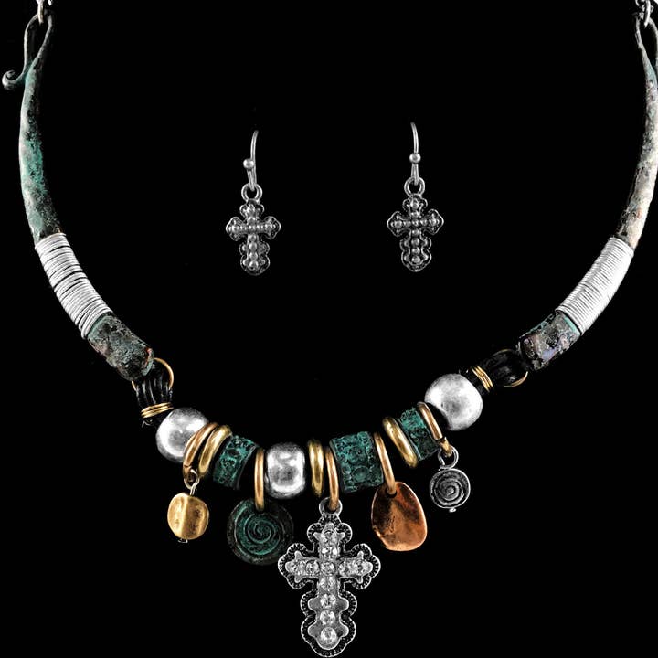 Ensemble collier ras du cou et boucles d'oreilles Cross Western Charms pour la vente par Lunar Deer