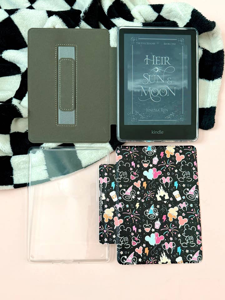 La meilleure des deux housses Kindle avec dos transparent et sangle de fermeture - Magical Mouse - Paperwhite 11e et 12e génération et Kindle Basic pour la vente par LemonLee