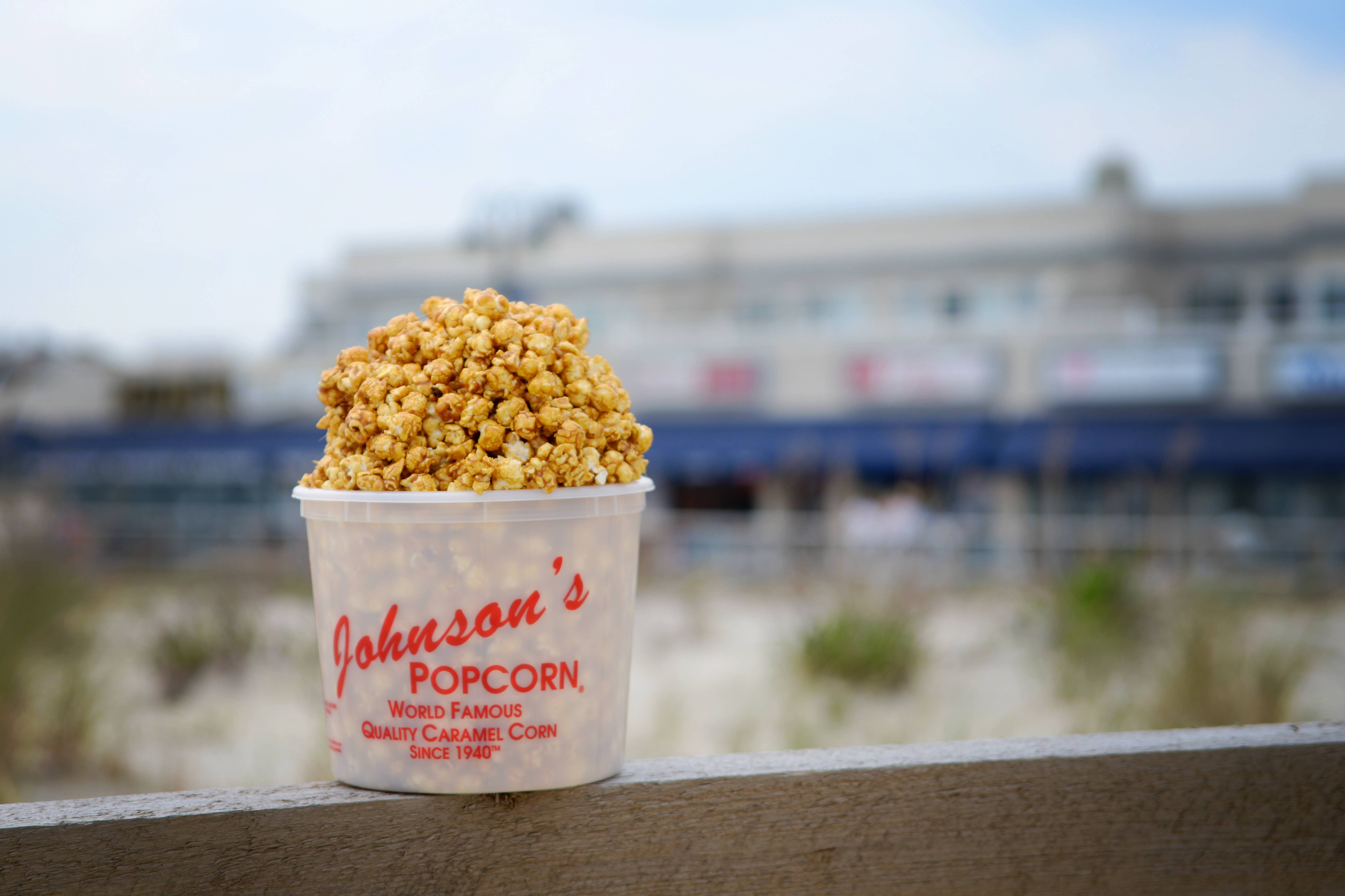 Johnson's Popcorn – Engroshandel Popcorn – Sæsonens Hilsner Popcorn - Stor Spand (28 oz)4