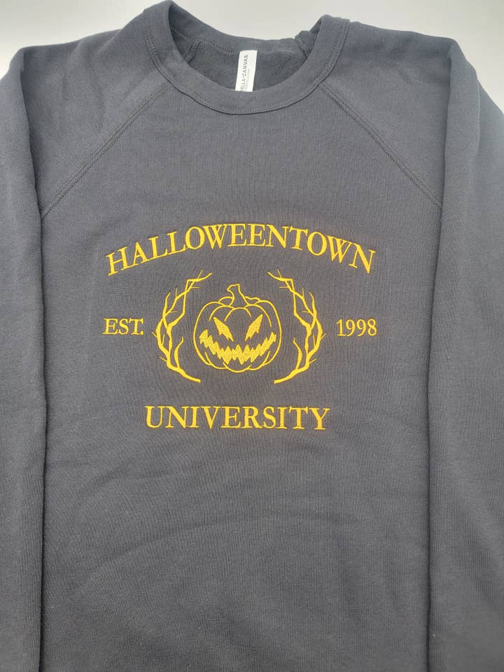 Halloweentown Est 1998 broderad tröja, Halloweentown University tröja för wholesale av PLom 614 Designs & Apparel