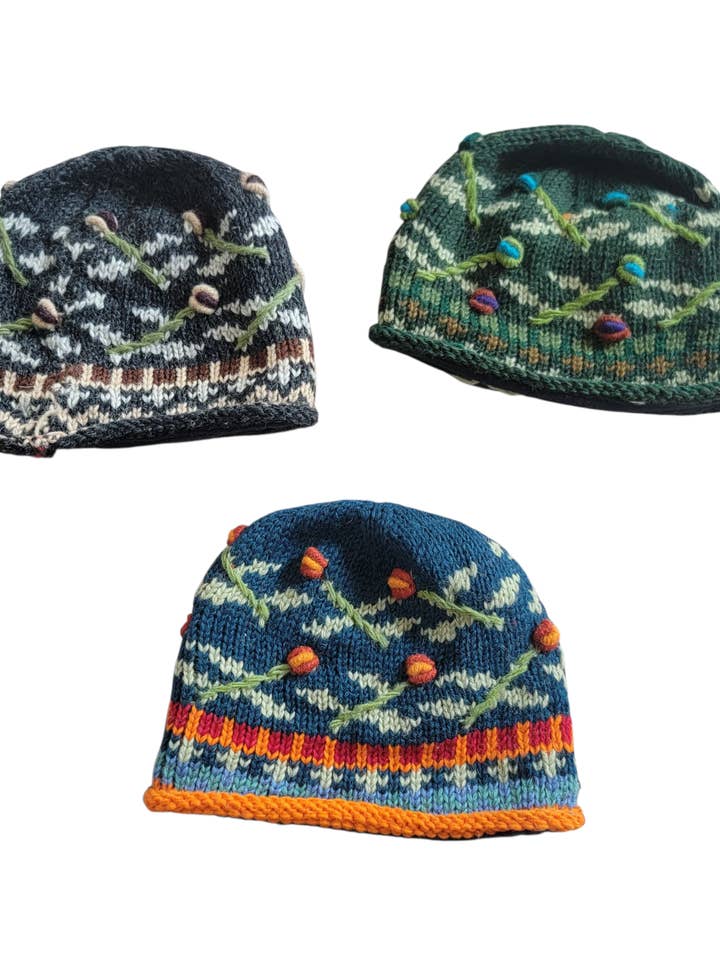 H-31 Stickad Ullmössa med Broderade Blomstjälkar, liten för wholesale av Evergreen Guardian Imports