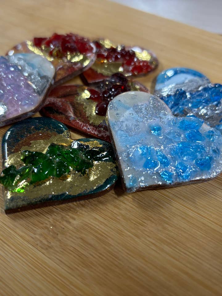 Géode d'anniversaire Cœur en résine fait main pour la vente par Flow Art Studios