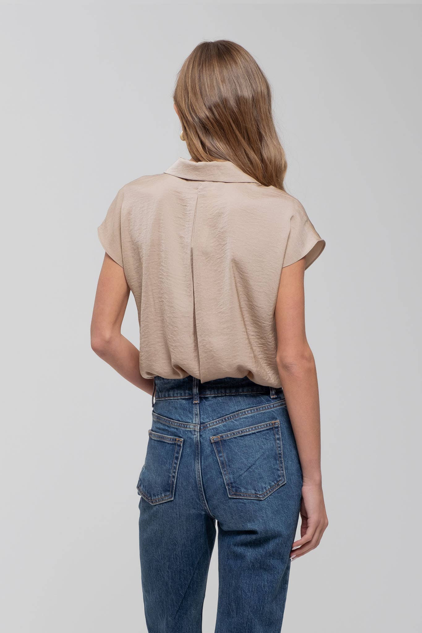 The Workshop Studio – Blusa - Mulher por atacado – CAMISA TEXTURIZADA COM OMBROS CAÍDOS, GOLA E BOTÕES18