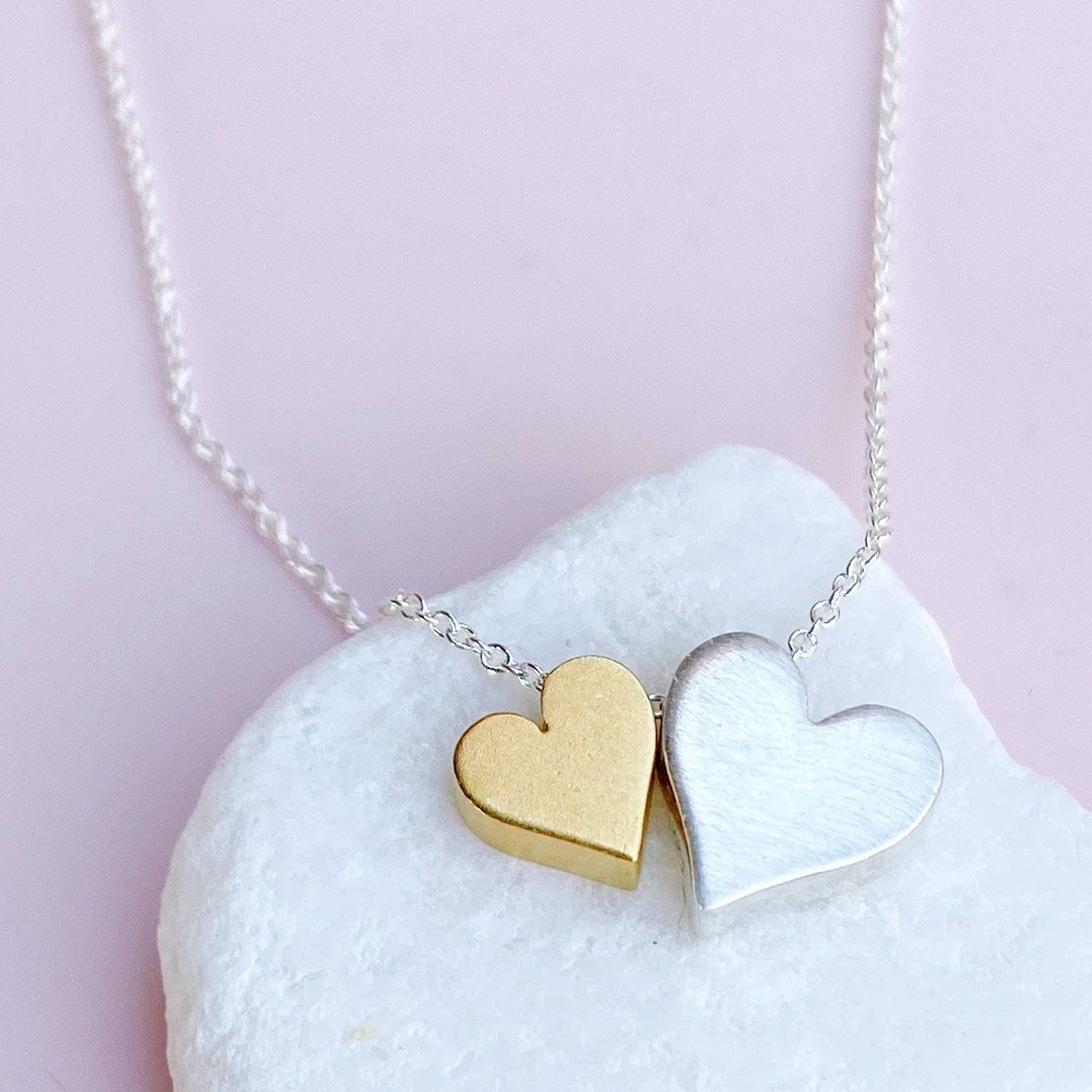 Freshie & Zero - Venta al por mayor Collares con colgantes/abalorios - Collar Dos Corazones Felices - Aniversario - plata y oro1