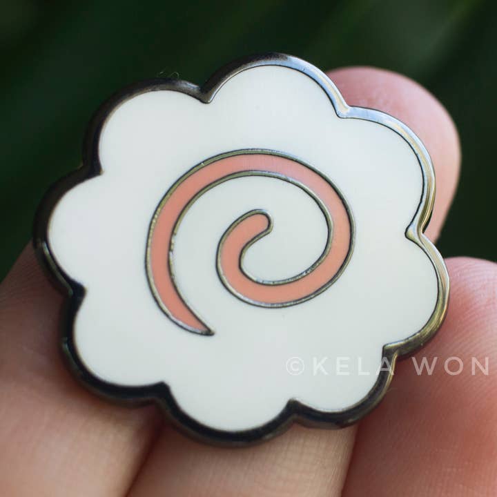 Épinglette en émail Fishcake pour la vente par Kela Designs