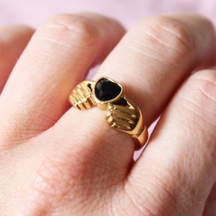 Cousins Collective - Vendita all'ingrosso Anelli con sigillo - Anello Claddagh con Cuore tra Mani - Placcato Oro 18K1