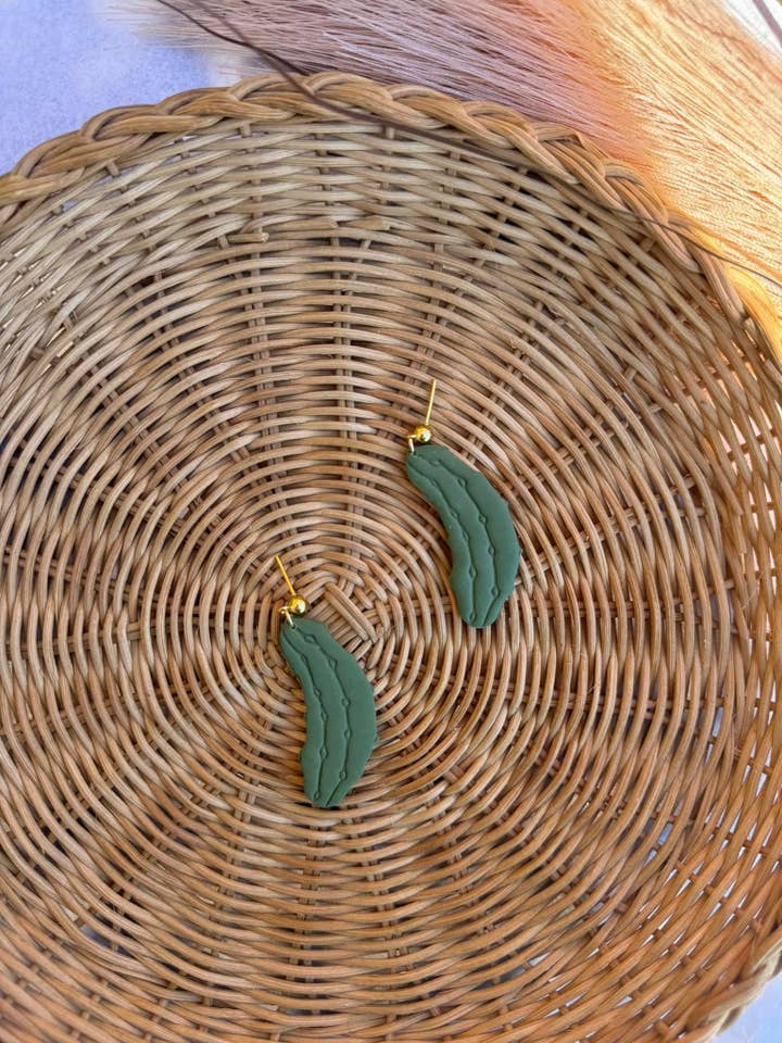 Pendientes de arcilla polimérica en escabeche | Pendientes Food para venta al por mayor de Watch Me Bloom