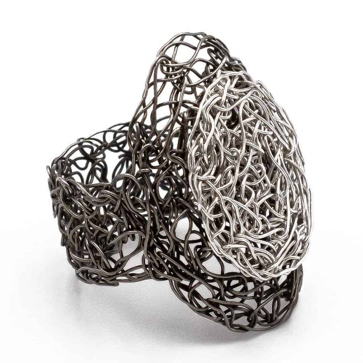 Ovale zwarte ring van gerhodineerd en platina voor wholesale door MARIA GLEZELLI