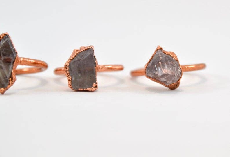 Daddy Daughter Jewelry - Vendita all'ingrosso Anelli cocktail/statement - Anello Danburite Raw | Anello con pietra preziosa ruvida | Gioielleria Danburite6