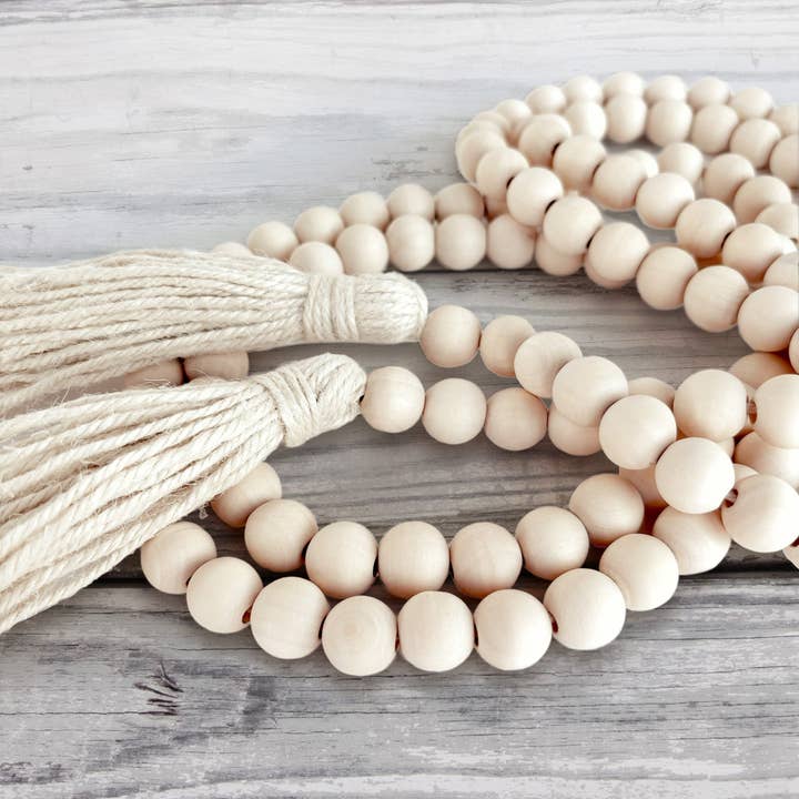 Guirlandes en bois de 76" avec pompons pour la vente par Inspired Indigo