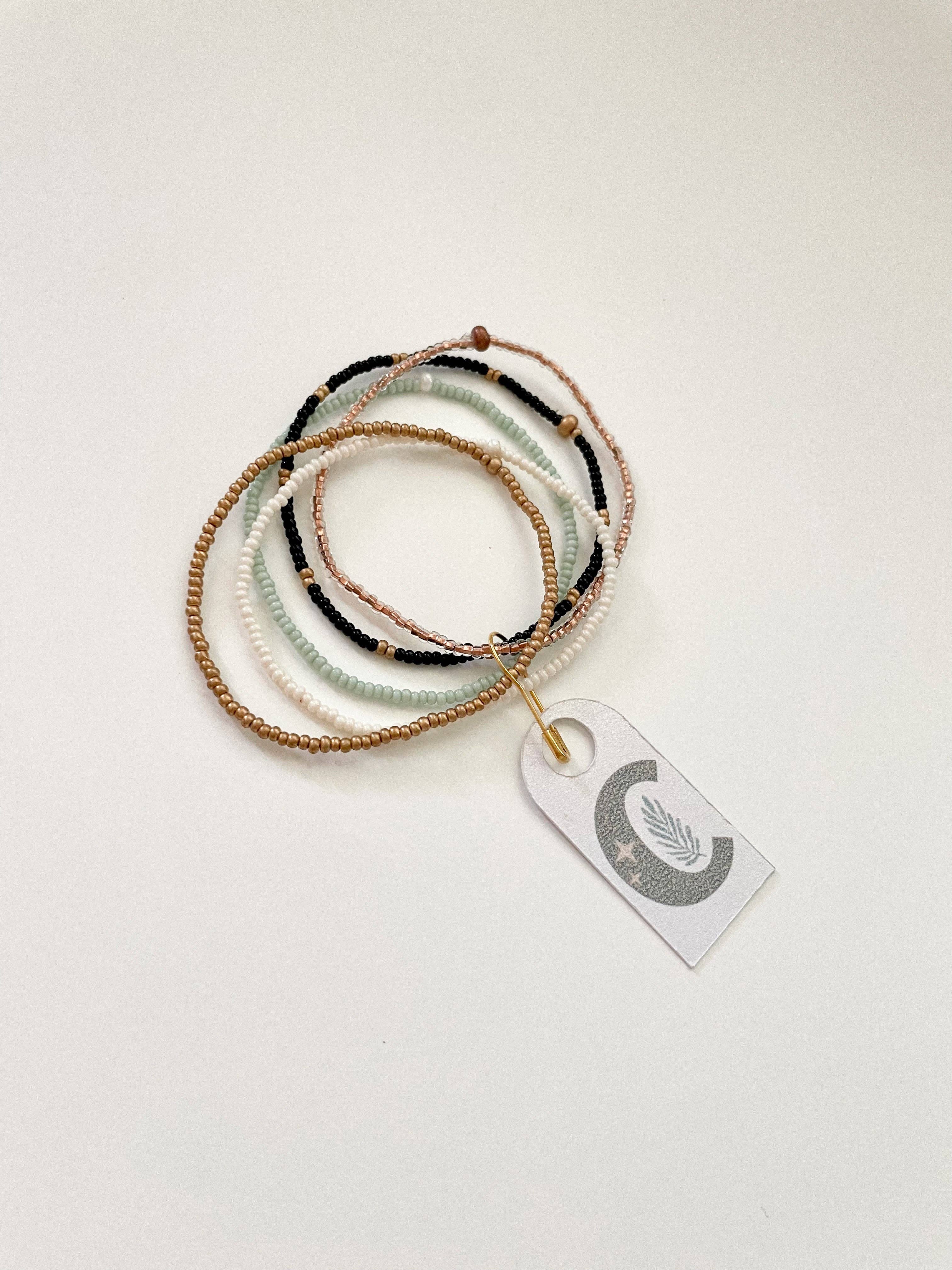 Caitlyn Clare Flair - Vente Parures de bijoux - Ensemble de bracelets extensibles délicats en perles, pile de bracelets en perles de rocaille1