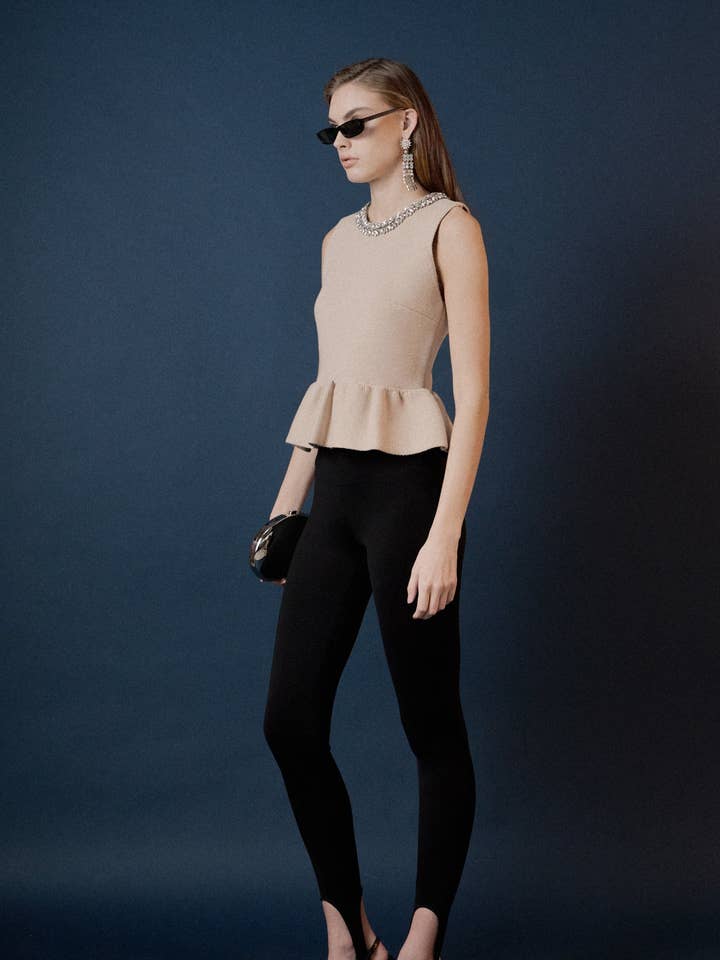 Haut en maille à basque avec ornement bijou au col pour la vente par English Factory