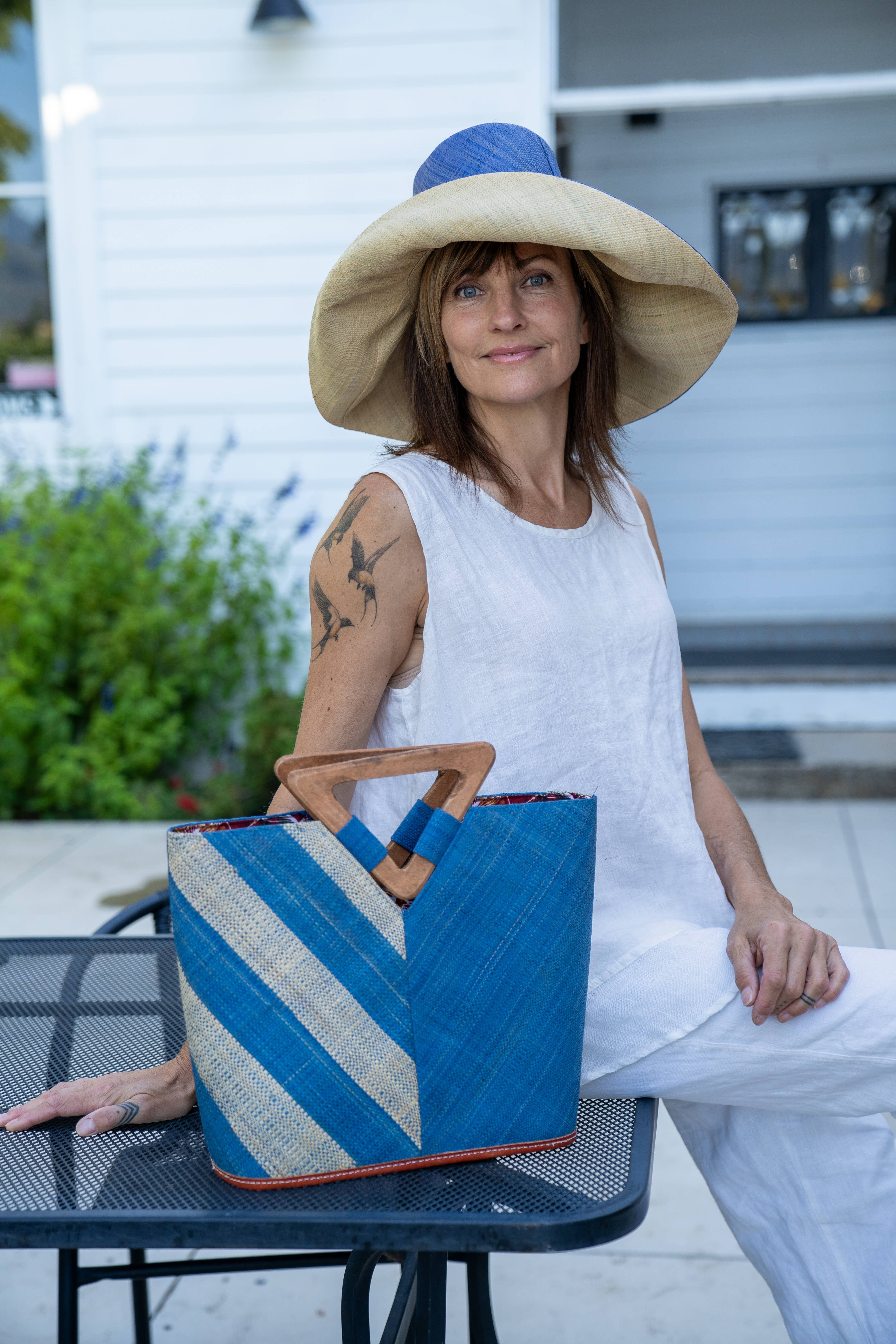 Shebobo – Großhandel Henkeltasche – Damen – Shebobo Strohtasche Zuki in Zweifarbig mit dreieckigen Holzgriffen5