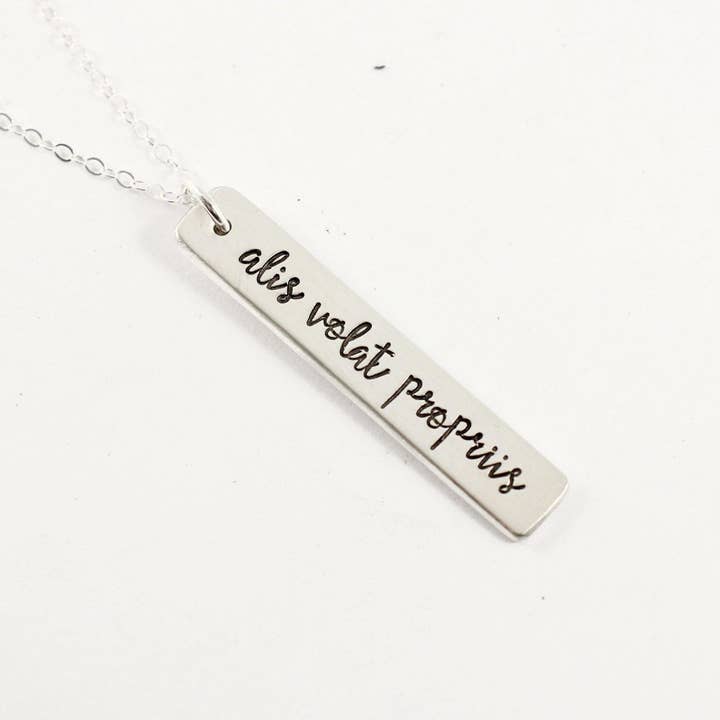 Completely Hammered – wholesale Hänge-/berlockhalsband – ”Alis volat propriis” (hon flyger med sina egna vingar) Halsband/Charm - Sterling Silver