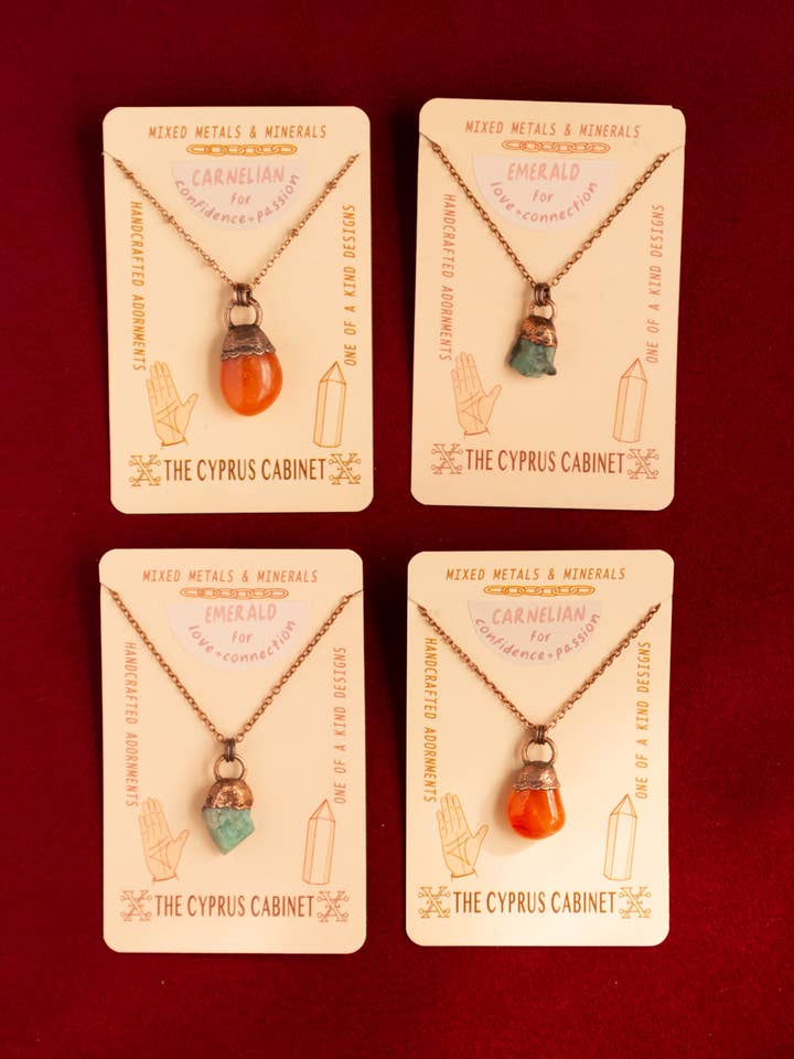 LOT DE COLLIERS EN CRISTAL AVEC ÉMERAUDE ET CORNALINE SUR CUIVRE pour la vente par The Cyprus Cabinet