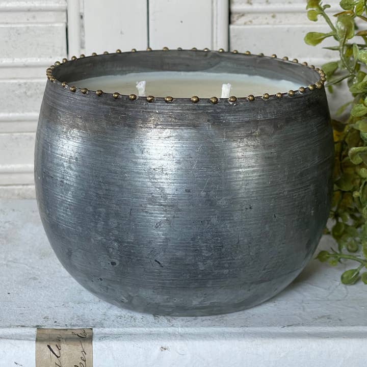 Bougie au thé blanc et gingembre de 20 oz dans un récipient en étain pour la vente par 1858 Candle Co